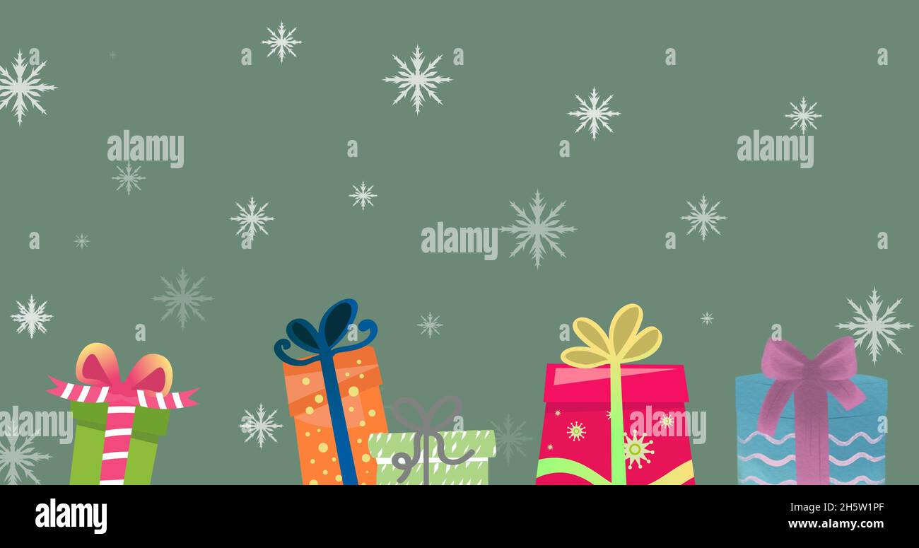 Bild von Schnee fällt zu weihnachten über Geschenke Stockfoto