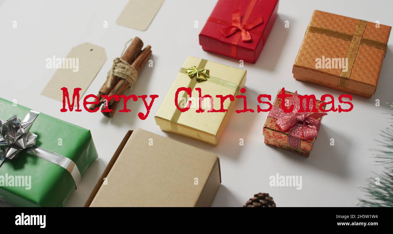 Bild von fröhlichem weihnachtstext über Geschenken Stockfoto