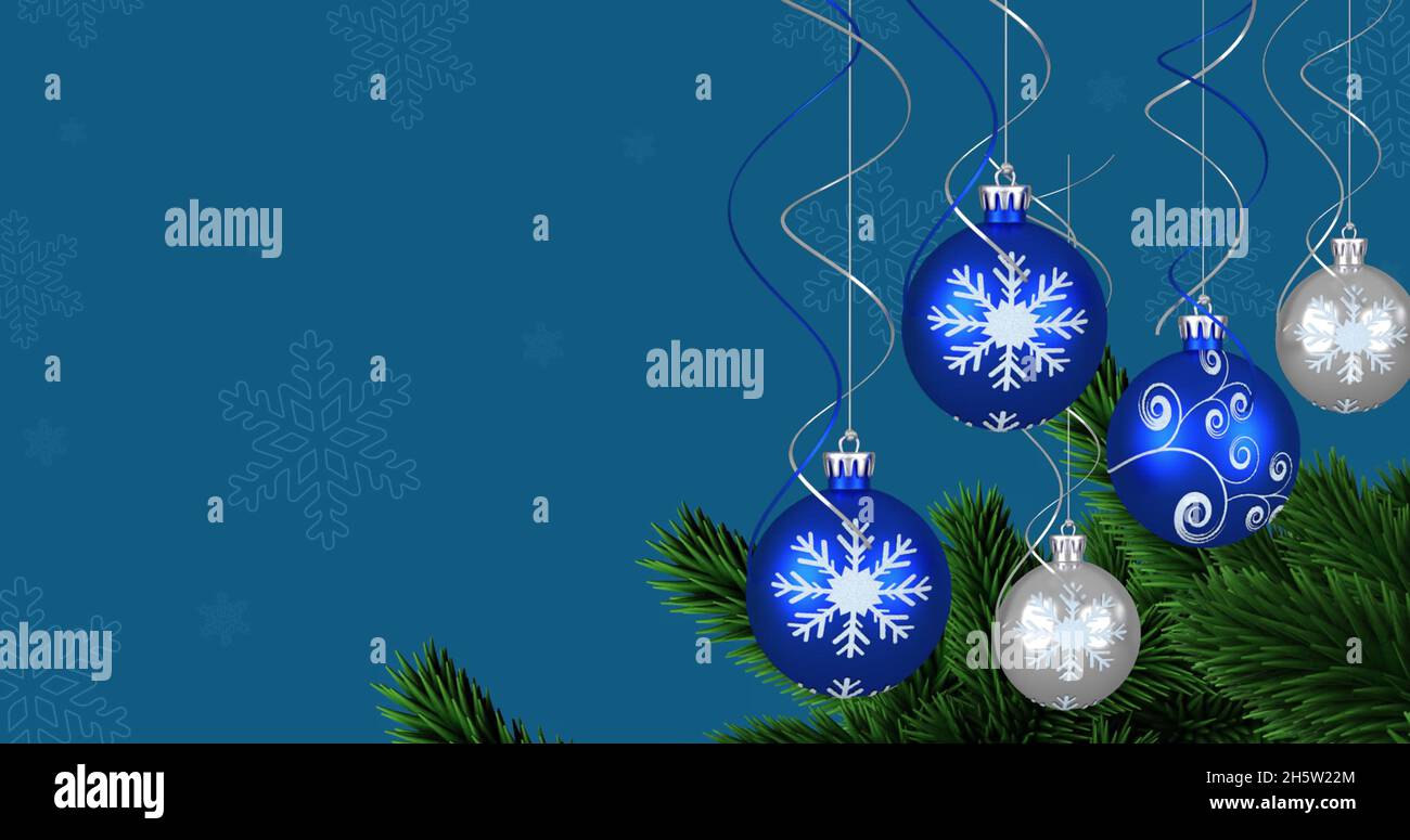 Bild von weihnachtskugeln über Schnee fallen Stockfoto