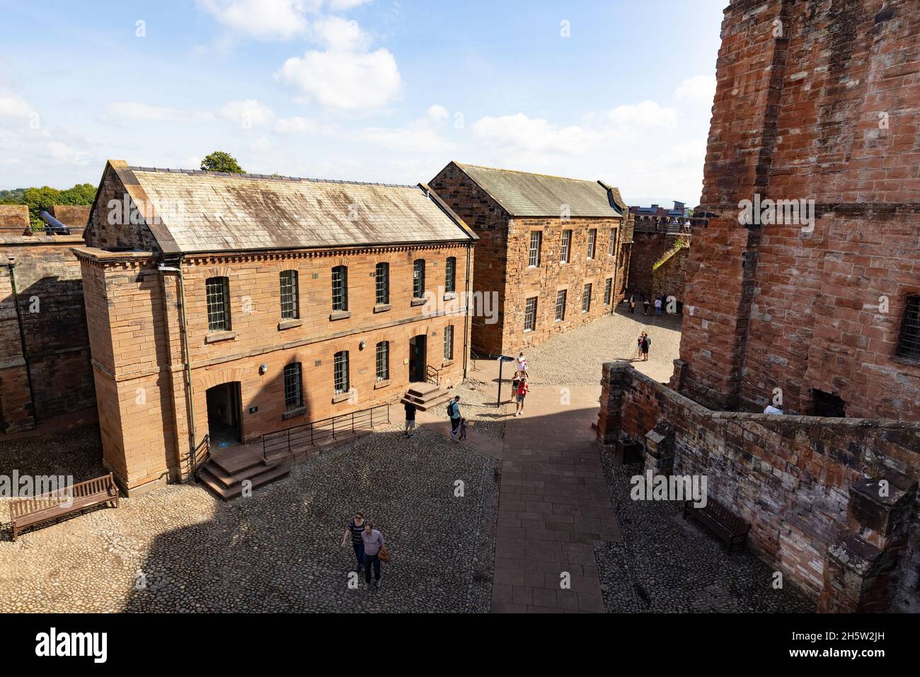 Carlisle Castle - Blick auf die Keep und Out Gebäude innerhalb der mittelalterlichen 11th Jahrhundert Burgmauern, Carlisle, Cumbria England Großbritannien Stockfoto