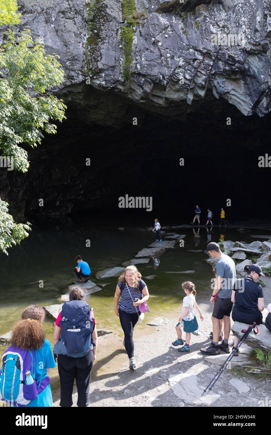 Lake District Tourismus; Familien mit Kindern im Sommerurlaub außerhalb der Rydal Caves, Rydal, The Lake District Cumbria UK Stockfoto