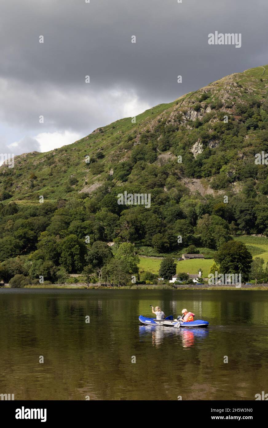 Besucher des Lake District; Touristen, die im Sommer auf dem Rydal Water Lake Kanufahren; der Lake District National Park, Cumbria UK Stockfoto