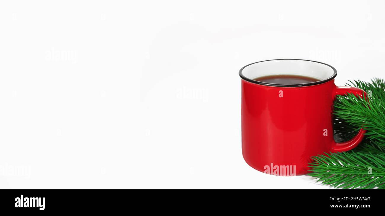 Rote Tasse mit Kaffee, Tee oder Kakao, isoliert auf weißem Hintergrund, mit Weihnachtsbaum. Weihnachten oder Neujahr Konzept. Speicherplatz kopieren Stockfoto