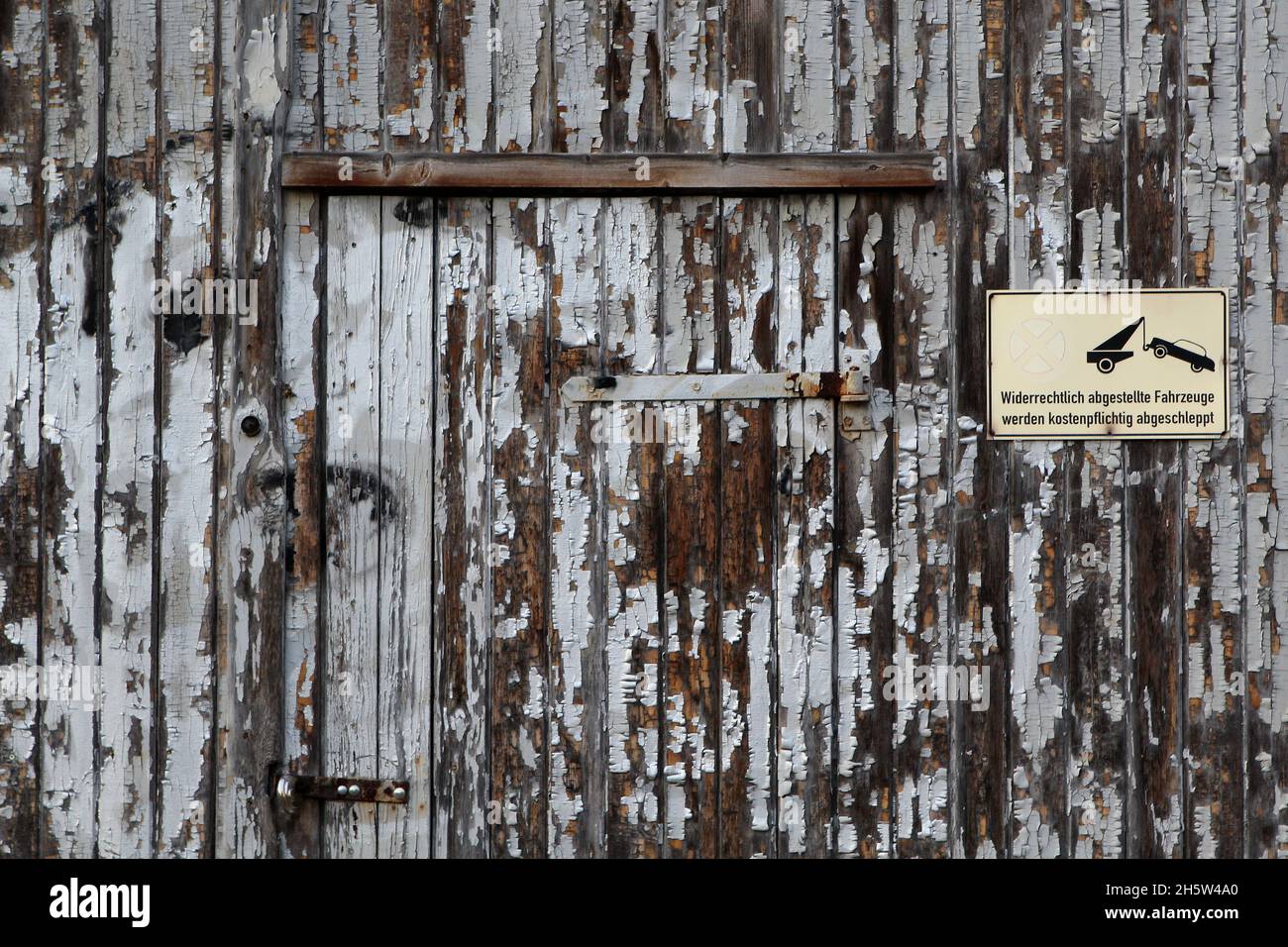 Teil eines alten, verfallenen Bretterbaus direkt neben der Prora, noch vor dem Abriss- und Umbaumaßnahmen. Rügen. Stockfoto