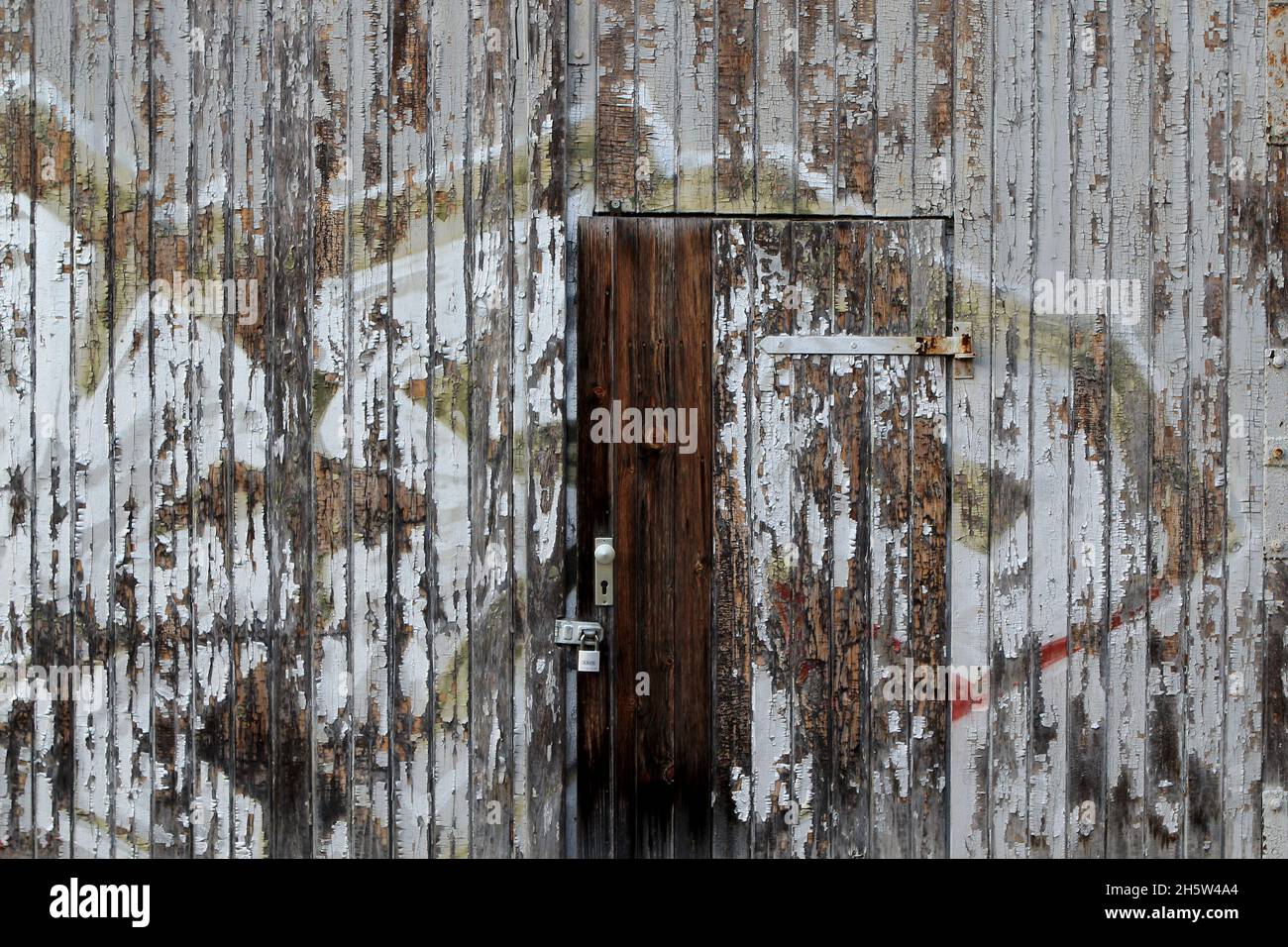 Teil eines alten, verfallenen Bretterbaus direkt neben der Prora, noch vor dem Abriss- und Umbaumaßnahmen. Rügen. Stockfoto