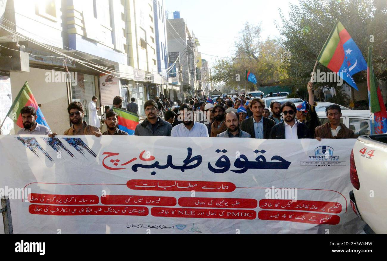 Hyderabad, Pakistan. November 2021. Anhänger von Islami Jamiat Talaba (IJT) veranstalten am Donnerstag, dem 11. November 2021, eine Protestdemonstration für die Rechte der Studenten im Quetta Presseclub. Kredit: Asianet-Pakistan/Alamy Live Nachrichten Stockfoto