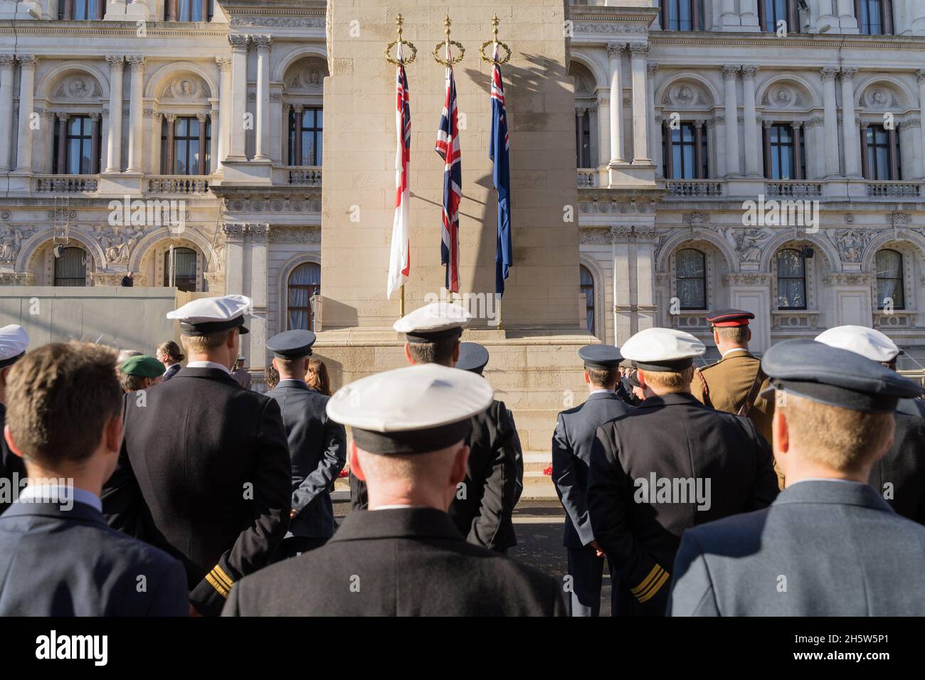 London Whitehall, Großbritannien, 11. November 2021. Veteranen und die breite Öffentlichkeit versammeln sich um das Cenotaph in Whitehall und respektieren die Kriegtot bei einer Mahnwache durch die Ehrengarde des RAF-Regiments, während eines Gedenkgottesdienstes zum Waffenstillstandstag, der um 11 Uhr zwei Schweigeminuten beobachtete. Kredit: Xiu Bao / Alamy Live Nachrichten Stockfoto