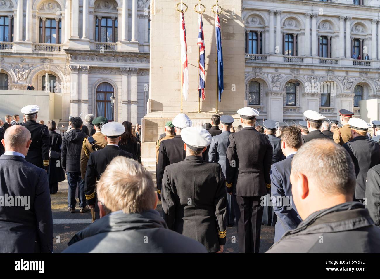 London Whitehall, Großbritannien, 11. November 2021. Veteranen und die breite Öffentlichkeit versammeln sich um das Cenotaph in Whitehall und respektieren die Kriegtot bei einer Mahnwache durch die Ehrengarde des RAF-Regiments, während eines Gedenkgottesdienstes zum Waffenstillstandstag, der um 11 Uhr zwei Schweigeminuten beobachtete. Kredit: Xiu Bao / Alamy Live Nachrichten Stockfoto