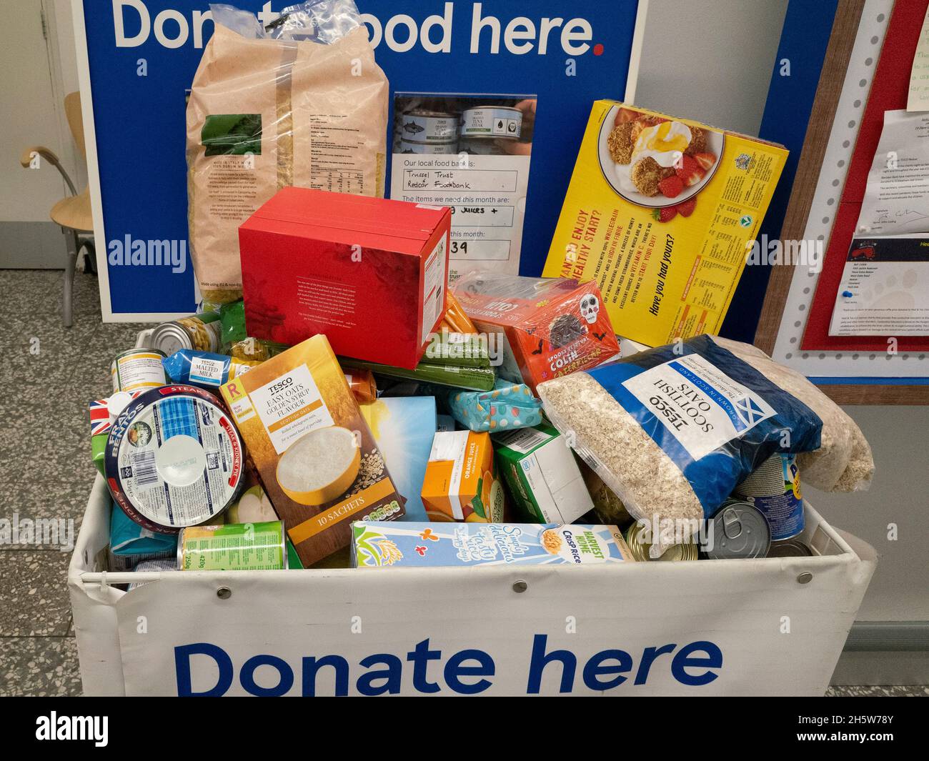 Spenderbox in einem Supermarkt, mit der Kunden Lebensmittel spenden können, die an örtliche Wohltätigkeitsorganisationen der Food Bank für den Vertrieb an Bedürftige gegeben werden Stockfoto