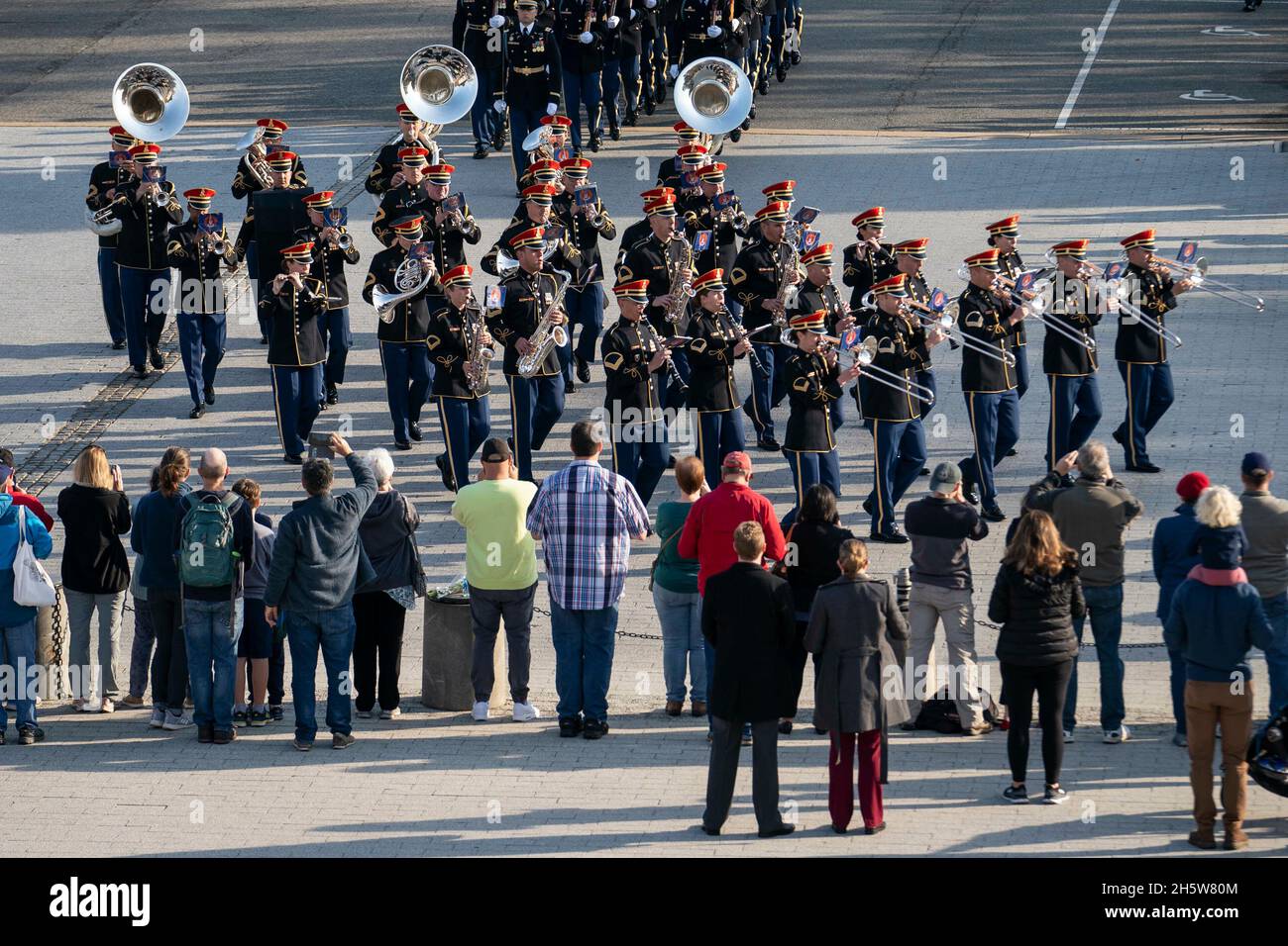 Arlington, Virginia, USA. November 2021. Die Truppen marschieren am Donnerstag, den 11. November, während einer Prozession zu Ehren des hundertjährigen Bestehens des Grabes des unbekannten Soldaten auf dem Nationalfriedhof von Arlington in Arlington, Virginia, USA, 2021. Das Grab des unbekannten Soldaten, das als Herz des Nationalfriedhofs von Arlington diente, hat eine letzte Ruhestätte für eines der nicht identifizierten Dienstmitglieder des Ersten Weltkriegs in Amerika bereitgestellt, und Unbekannte aus späteren Kriegen wurden 1958 und 1984 hinzugefügt. Quelle: Sarah Silbiger/Pool via CNP/dpa/Alamy Live News Stockfoto