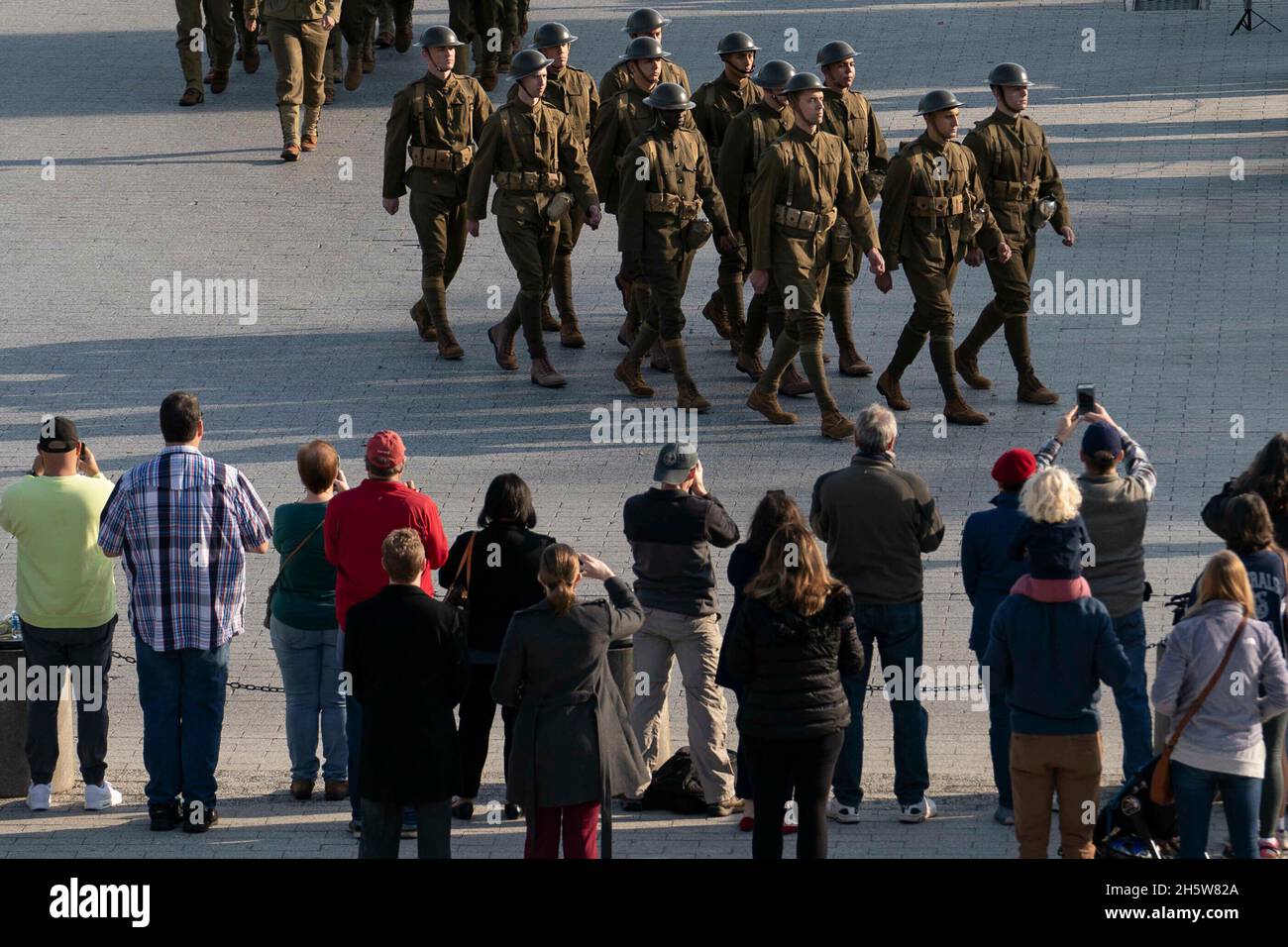 Arlington, Virginia, USA. November 2021. Die Truppen marschieren am Donnerstag, den 11. November, während einer Prozession zu Ehren des hundertjährigen Bestehens des Grabes des unbekannten Soldaten auf dem Nationalfriedhof von Arlington in Arlington, Virginia, USA, 2021. Das Grab des unbekannten Soldaten, das als Herz des Nationalfriedhofs von Arlington diente, hat eine letzte Ruhestätte für eines der nicht identifizierten Dienstmitglieder des Ersten Weltkriegs in Amerika bereitgestellt, und Unbekannte aus späteren Kriegen wurden 1958 und 1984 hinzugefügt. Quelle: Sarah Silbiger/Pool via CNP/dpa/Alamy Live News Stockfoto