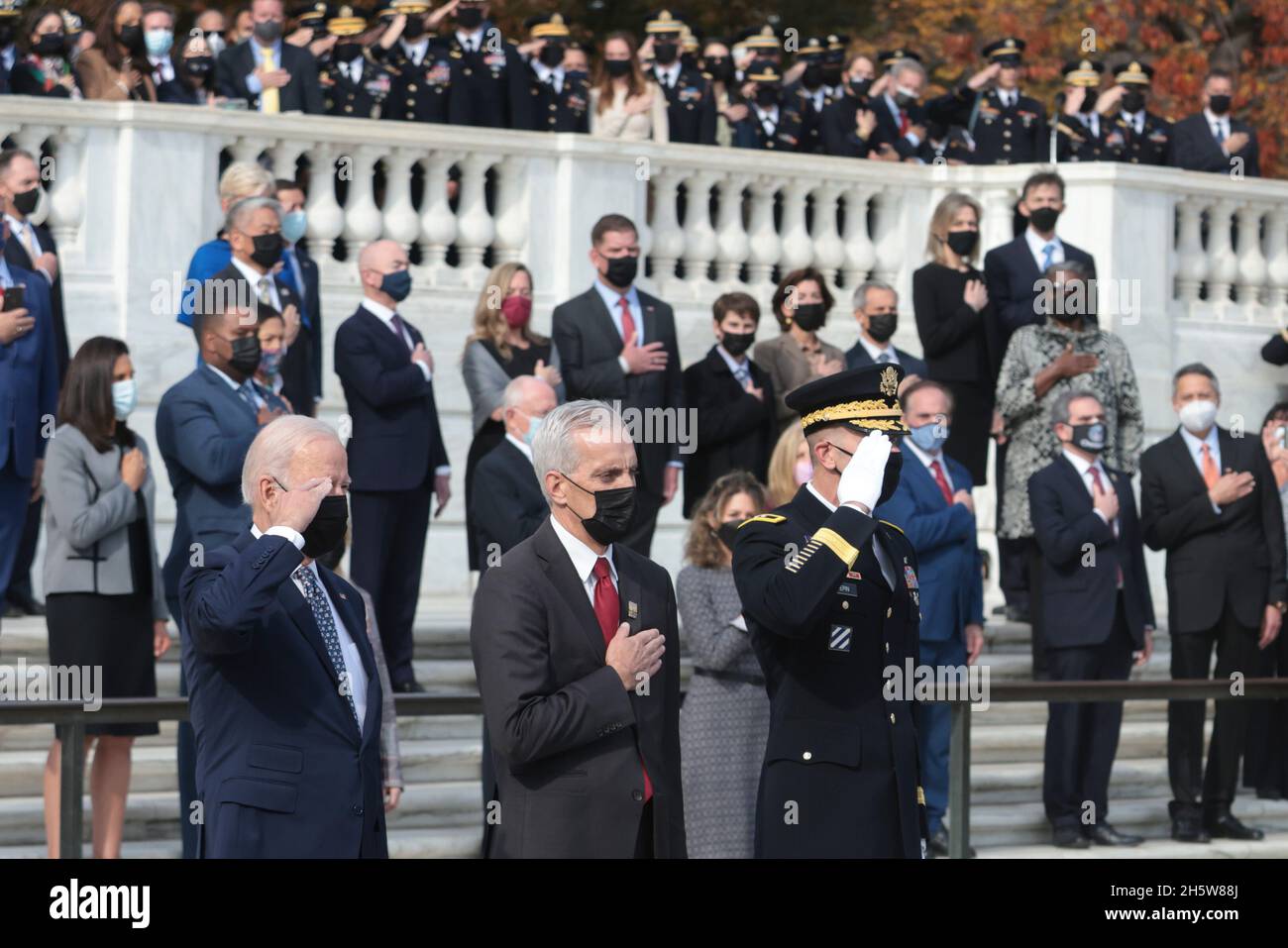 Der Präsident der Vereinigten Staaten, Joe Biden, von links, Denis McDonough, Sekretär von Veterans Affairs, Und Generalmajor Allan Pepin, der den General der Joint Task Force kommandiert, nimmt am Donnerstag, den 11. November, an einer feierlichen Zeremonie zur Verleerung des Ehrenkranzes der Streitkräfte des Präsidenten zum 100. Jahrestag des Grabes des unbekannten Soldaten auf dem Arlington National Cemetery in Arlington, Virginia, USA, Teil. 2021. 2021 jährt sich zum hundertsten Mal das Grab des unbekannten Soldaten, das eine letzte Ruhestätte für eines der nicht identifizierten Dienstmitglieder des Ersten Weltkriegs in Amerika darstellt, und es wurden Unbekannte aus späteren Kriegen hinzugefügt Stockfoto