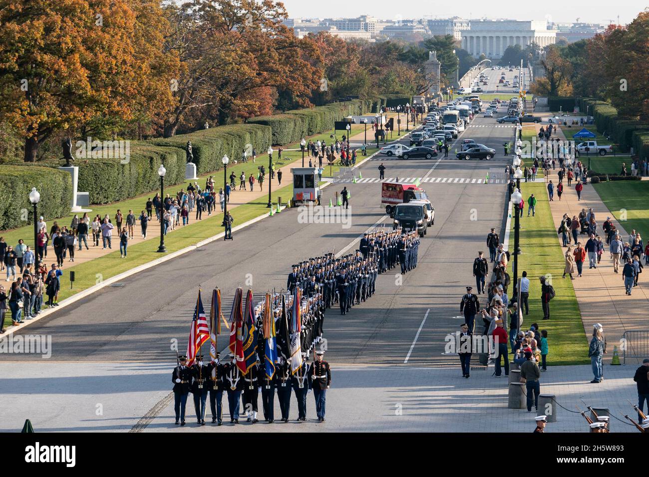 Arlington, Virginia, USA. November 2021. Die Truppen marschieren am Donnerstag, den 11. November, während einer Prozession zu Ehren des hundertjährigen Bestehens des Grabes des unbekannten Soldaten auf dem Nationalfriedhof von Arlington in Arlington, Virginia, USA, 2021. Das Grab des unbekannten Soldaten, das als Herz des Nationalfriedhofs von Arlington diente, hat eine letzte Ruhestätte für eines der nicht identifizierten Dienstmitglieder des Ersten Weltkriegs in Amerika bereitgestellt, und Unbekannte aus späteren Kriegen wurden 1958 und 1984 hinzugefügt. Quelle: Sarah Silbiger/Pool via CNP/dpa/Alamy Live News Stockfoto