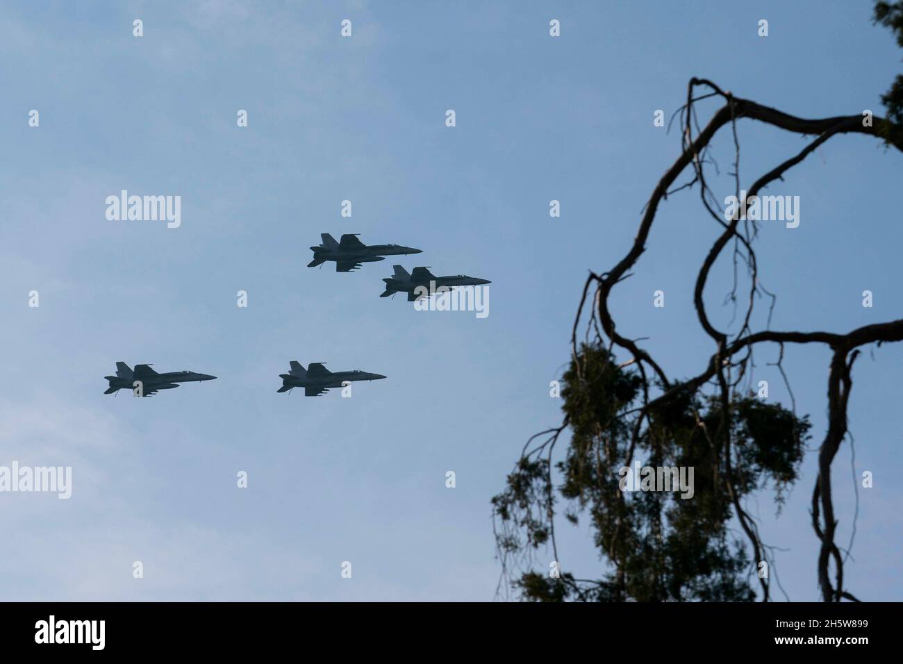 Arlington, Virginia, USA. November 2021. Militärflugzeuge fliegen während einer Veranstaltung zum hundertjährigen Jubiläum des Grabes des unbekannten Soldaten am Veteranentag in Arlington, Virginia, USA, am Donnerstag, den 11. November, über den Nationalfriedhof von Arlington. 2021. Das Grab des unbekannten Soldaten, das als Herz des Nationalfriedhofs von Arlington diente, hat eine letzte Ruhestätte für eines der nicht identifizierten Dienstmitglieder des Ersten Weltkriegs in Amerika bereitgestellt, und Unbekannte aus späteren Kriegen wurden 1958 und 1984 hinzugefügt. Quelle: Sarah Silbiger/Pool via CNP/dpa/Alamy Live News Stockfoto