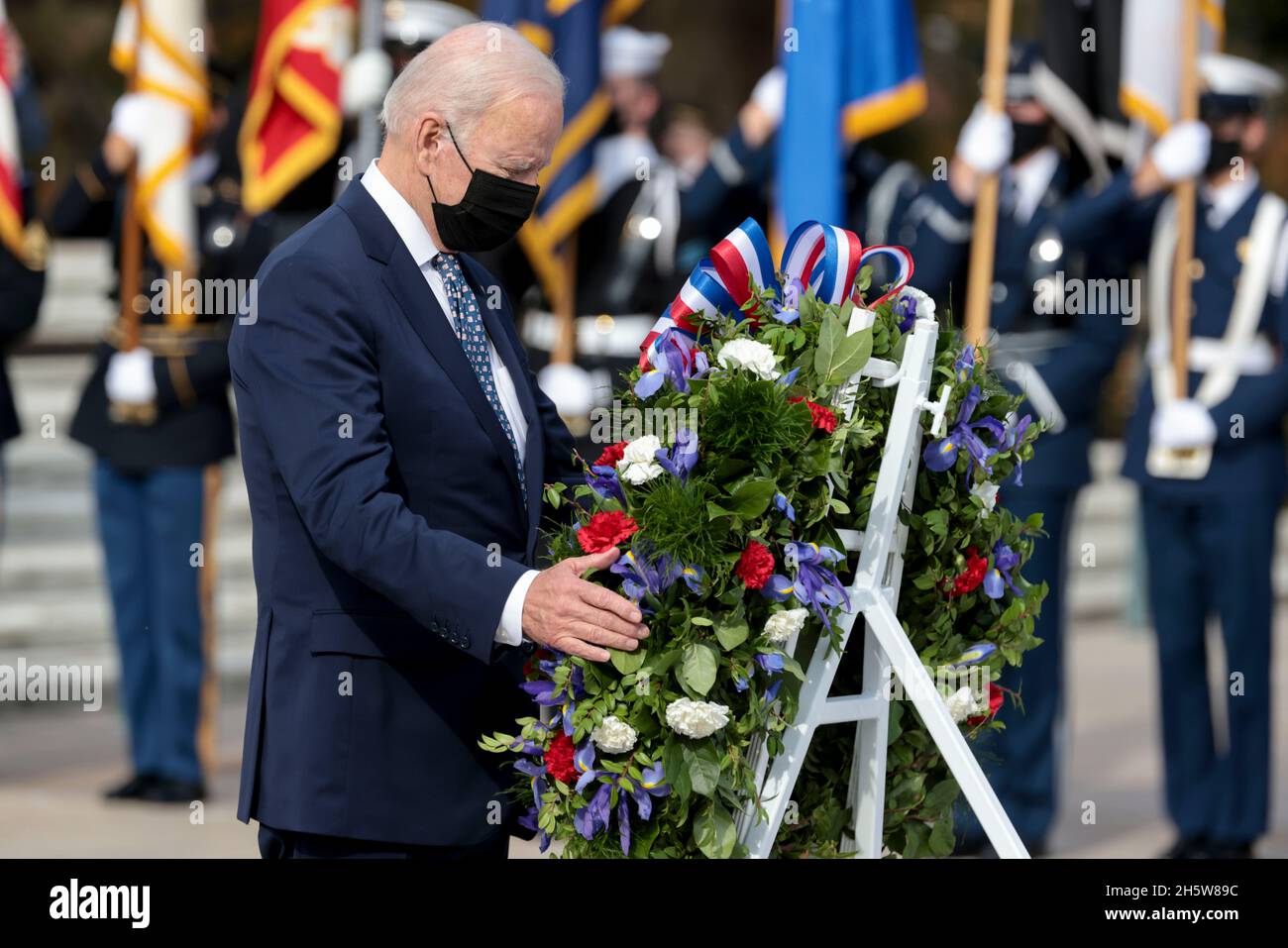 Arlington, Virginia, USA. November 2021. Der US-Präsident Joe Biden nimmt an einer feierlichen Zeremonie zur Festlegung des Ehrenkranzes der Streitkräfte des US-Präsidenten zum 100. Jahrestag des Grabes des unbekannten Soldaten auf dem Nationalfriedhof von Arlington in Arlington, Virginia, USA, am Donnerstag, den 11. November, Teil. 2021. 2021 jährt sich zum hundertsten Mal das Grab des unbekannten Soldaten, das eine letzte Ruhestätte für eines der nicht identifizierten Dienstmitglieder des Ersten Weltkriegs in Amerika darstellt, und 1958 und 1984 wurden Unbekannte aus späteren Kriegen hinzugefügt. Quelle: Oliver Contreras/Pool via CNP/dpa/Alamy Live News Stockfoto