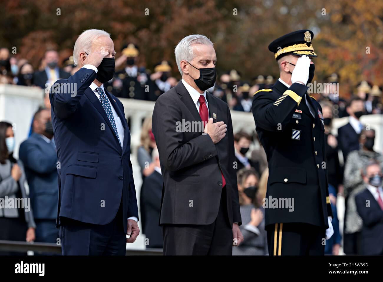 Der Präsident der Vereinigten Staaten, Joe Biden, von links, Denis McDonough, Sekretär von Veterans Affairs, Und Generalmajor Allan Pepin, der den General der Joint Task Force kommandiert, nimmt am Donnerstag, den 11. November, an einer feierlichen Zeremonie zur Verleerung des Ehrenkranzes der Streitkräfte des Präsidenten zum 100. Jahrestag des Grabes des unbekannten Soldaten auf dem Arlington National Cemetery in Arlington, Virginia, USA, Teil. 2021. 2021 jährt sich zum hundertsten Mal das Grab des unbekannten Soldaten, das eine letzte Ruhestätte für eines der nicht identifizierten Dienstmitglieder des Ersten Weltkriegs in Amerika darstellt, und es wurden Unbekannte aus späteren Kriegen hinzugefügt Stockfoto