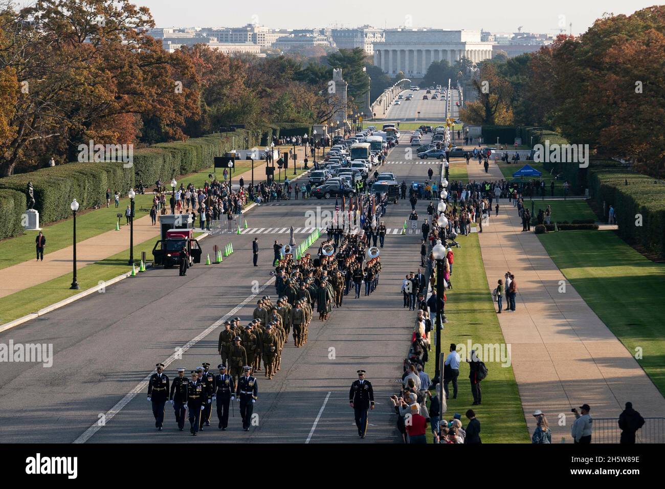 Arlington, Virginia, USA. November 2021. Die Truppen marschieren am Donnerstag, den 11. November, während einer Prozession zu Ehren des hundertjährigen Bestehens des Grabes des unbekannten Soldaten auf dem Nationalfriedhof von Arlington in Arlington, Virginia, USA, 2021. Das Grab des unbekannten Soldaten, das als Herz des Nationalfriedhofs von Arlington diente, hat eine letzte Ruhestätte für eines der nicht identifizierten Dienstmitglieder des Ersten Weltkriegs in Amerika bereitgestellt, und Unbekannte aus späteren Kriegen wurden 1958 und 1984 hinzugefügt. Quelle: Sarah Silbiger/Pool via CNP/dpa/Alamy Live News Stockfoto