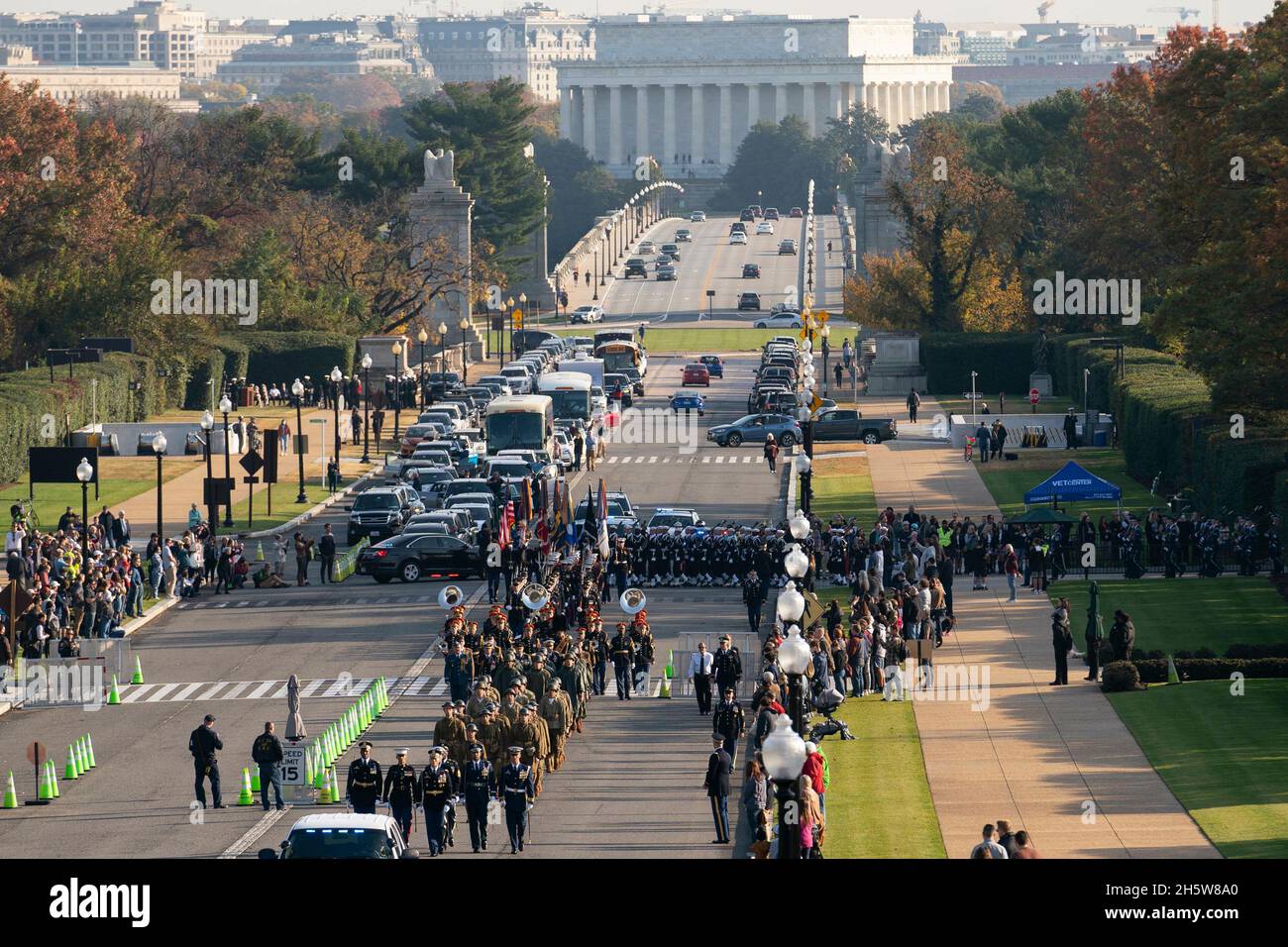 Arlington, Virginia, USA. November 2021. Die Truppen marschieren am Donnerstag, den 11. November, während einer Prozession zu Ehren des hundertjährigen Bestehens des Grabes des unbekannten Soldaten auf dem Nationalfriedhof von Arlington in Arlington, Virginia, USA, 2021. Das Grab des unbekannten Soldaten, das als Herz des Nationalfriedhofs von Arlington diente, hat eine letzte Ruhestätte für eines der nicht identifizierten Dienstmitglieder des Ersten Weltkriegs in Amerika bereitgestellt, und Unbekannte aus späteren Kriegen wurden 1958 und 1984 hinzugefügt. Quelle: Sarah Silbiger/Pool via CNP/dpa/Alamy Live News Stockfoto