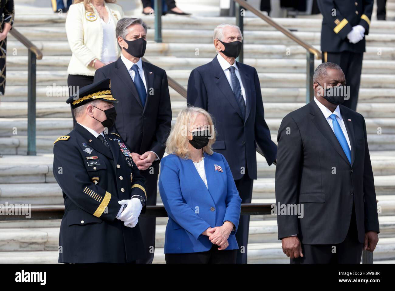 Lloyd Austin, US-Verteidigungsminister, rechts, Antony Blinken, US-Außenminister, oben links, Und Mark Milley, Vorsitzender der gemeinsamen Stabschefs, nahm am Donnerstag, den 11. November, an einer Zeremonie zur Festlegung des Ehrenkranzes der Streitkräfte des Präsidenten zum 100. Jahrestag des Grabes des unbekannten Soldaten auf dem Arlington National Cemetery in Arlington, Virginia, USA, Teil. 2021. 2021 jährt sich zum hundertsten Mal das Grab des unbekannten Soldaten, das eine letzte Ruhestätte für eines der nicht identifizierten Dienstmitglieder des Ersten Weltkriegs in Amerika darstellt, und Unbekannte aus späteren Kriegen wurden in 1 hinzugefügt Stockfoto