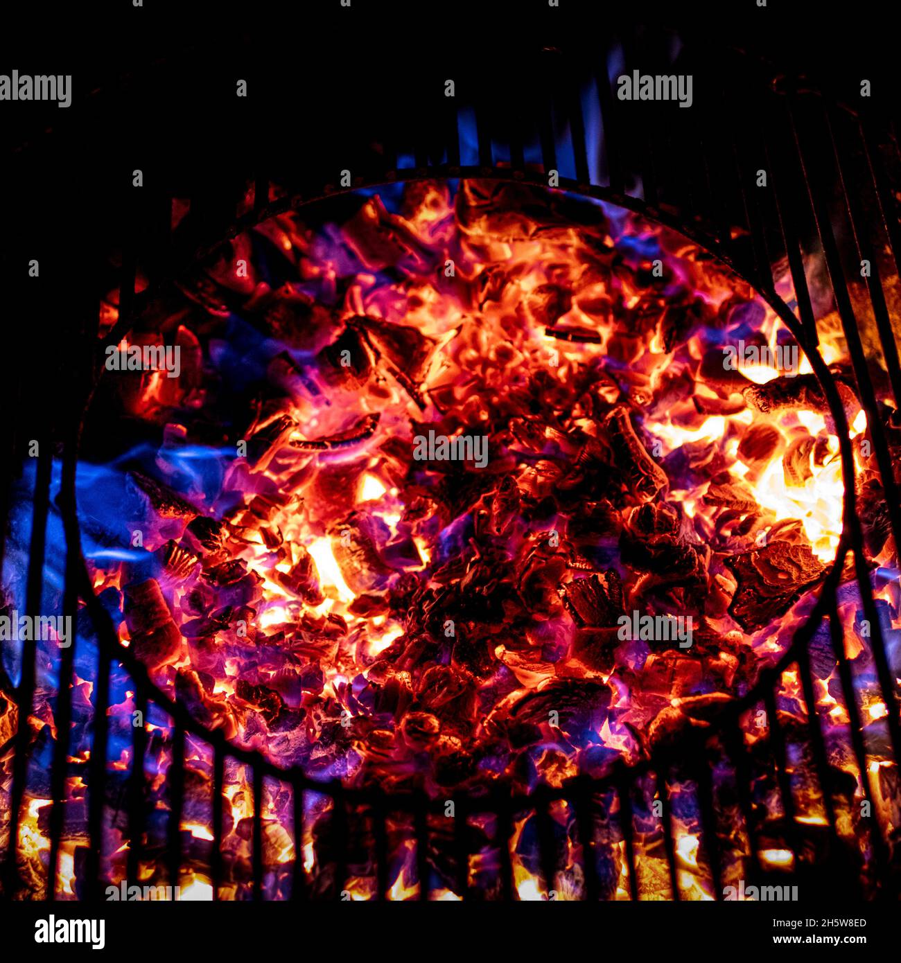Detail von Glut und Feuer eines grills Stockfoto