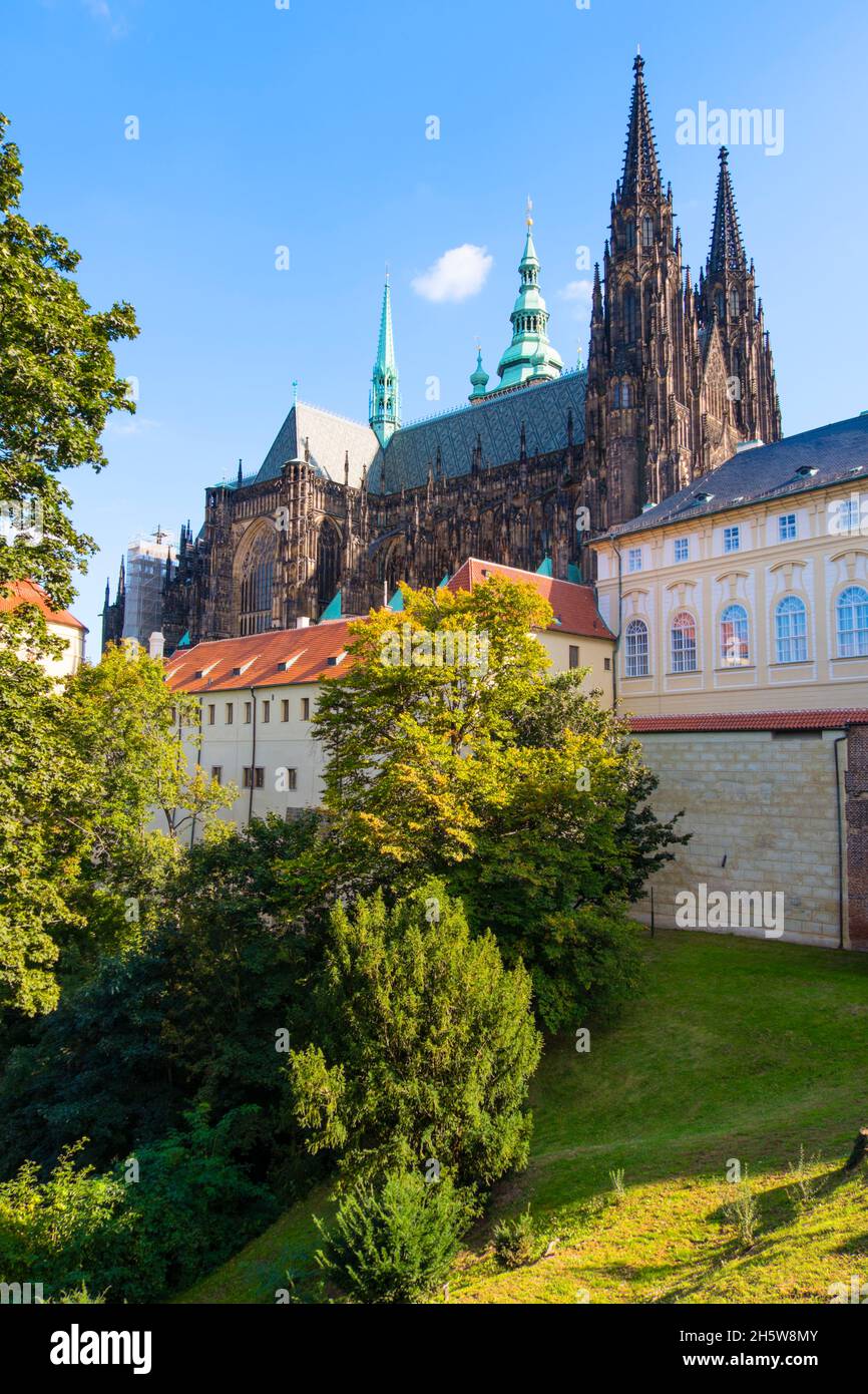 Blick auf den St. Veits Dom und Hrad, über Jelení příkop, das Hirschgraben, Hradcany, Prag, Tschechische Republik Stockfoto