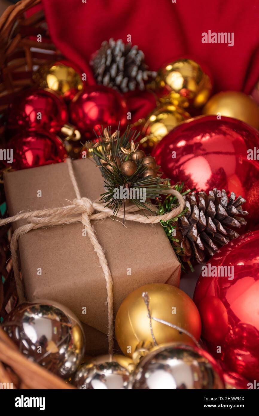 Box mit Zeitung verpackt und gebunden mit einer Schnur mit mehreren Glühbirnen in verschiedenen Farben, Objekte im Studio, weihnachtsgeschenk dekoriert Stockfoto