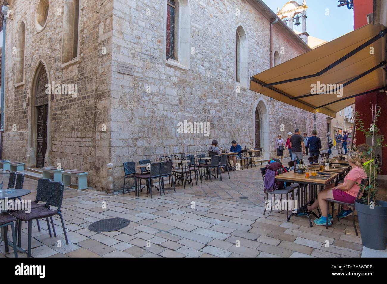 Restaurant Terrassen in Gassen, Altstadt, Zadar, Kroatien Stockfoto