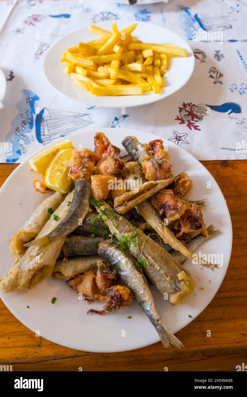 Kleiner gebratener Fisch, Buffet Fife, Split, Kroatien Stockfoto