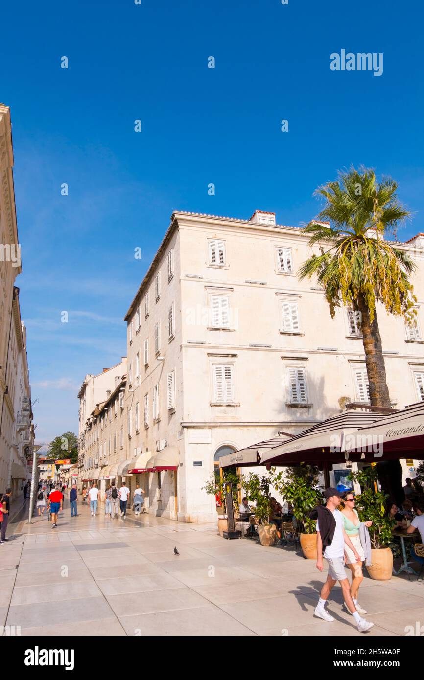 Ecke von Marmontova und Riva, Strandpromenade im Zentrum, Split, Kroatien Stockfoto