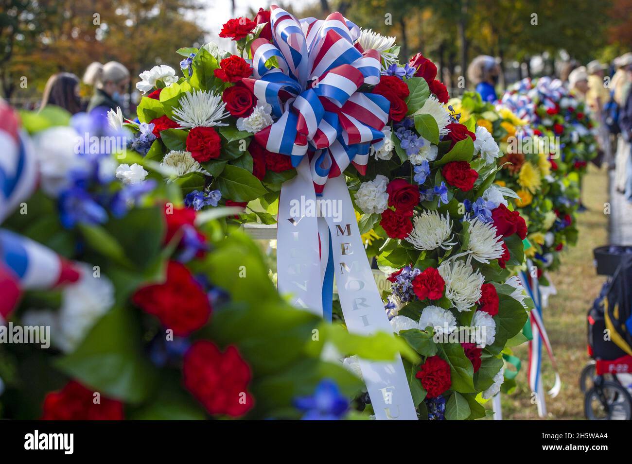 Washington, Usa. November 2021. Kränze stehen am Donnerstag, dem 11. November 2021, am Vietnam Veterans Memorial am Veterans Day in Washington, DC. Foto von Bonnie Cash/UPI Credit: UPI/Alamy Live News Stockfoto