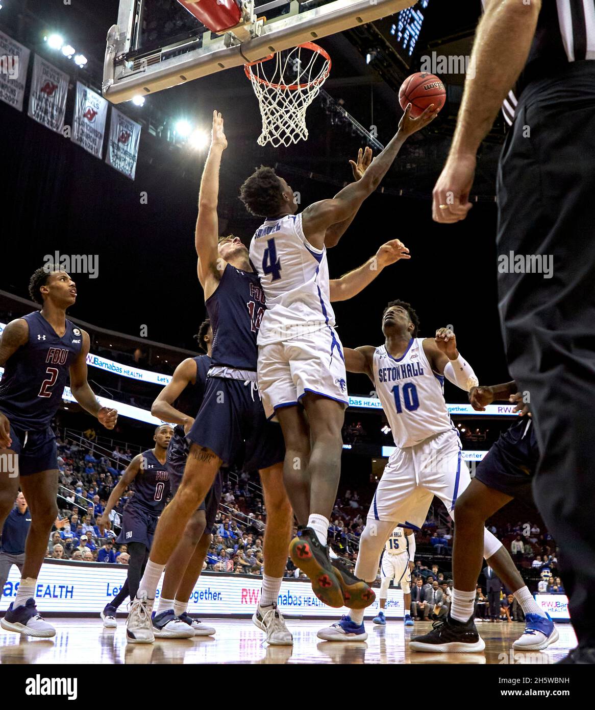 Newark, New Jersey, USA. November 2021. Seton Hall Pirates Forward Tyrese Samuel (4) punktet in der zweiten Hälfte im Prudential Center in Newark, New Jersey, unter dem Korb. Seton Hall besiegte Fairleigh Dickinson 93-49. Duncan Williams/CSM/Alamy Live News Stockfoto