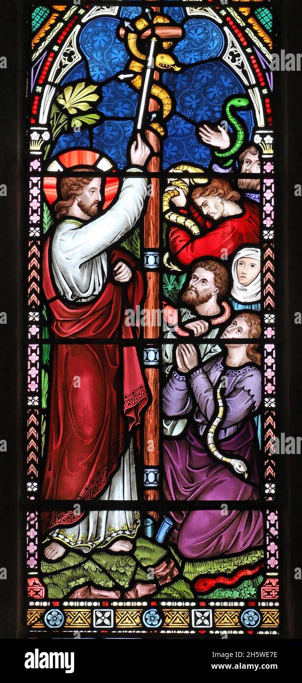 Ein Buntglasfenster von Frederick Preedy, das Jesus mit den Schlangen darstellt, St Smwithun's Church, Lower Quinton, Warwickshire Stockfoto