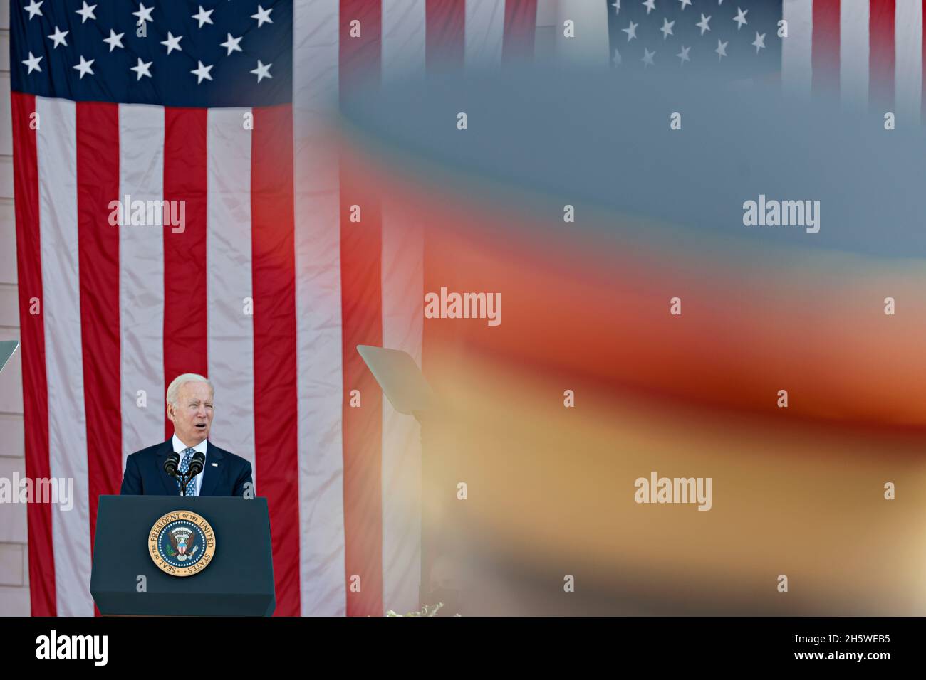 Arlington, Virginia, USA. November 2021. Der Präsident der Vereinigten Staaten, Joe Biden, spricht bei der Zeremonie zur Einhaltung des National Veterans Day im Memorial Amphitheatre auf dem Arlington National Cemetery in Arlington, Virginia, USA, am Donnerstag, den 11. November, 2021. 2021 jährt sich zum hundertsten Mal das Grab des unbekannten Soldaten, das eine letzte Ruhestätte für eines der nicht identifizierten Dienstmitglieder des Ersten Weltkriegs in Amerika darstellt, und 1958 und 1984 wurden Unbekannte aus späteren Kriegen hinzugefügt. Quelle: Oliver Contreras/Pool via CNP/dpa/Alamy Live News Stockfoto