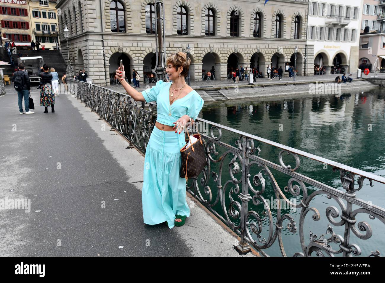 Glamouröse Dame, die ein Selfie-Foto in Luzern, Schweiz, macht Stockfoto