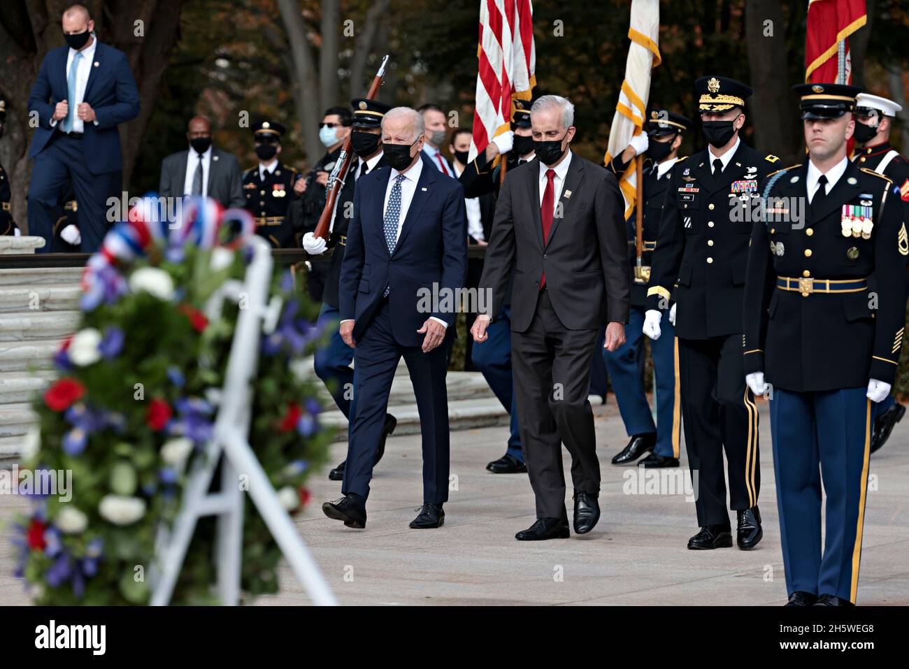 Der Präsident der Vereinigten Staaten, Joe Biden, links, und der US-Minister für Veteranenangelegenheiten, Denis McDonough, Mitte, nehmen am Donnerstag, den 11. November, an einer feierlichen Zeremonie zur Verleihung des Ehrenkranzes der Streitkräfte des US-Präsidenten zum 100. Jahrestag des Grabes des unbekannten Soldaten auf dem Nationalfriedhof von Arlington in Arlington, Virginia, USA, Teil. 2021. 2021 jährt sich zum hundertsten Mal das Grab des unbekannten Soldaten, das eine letzte Ruhestätte für eines der nicht identifizierten Dienstmitglieder des Ersten Weltkriegs in Amerika darstellt, und 1958 und 1984 wurden Unbekannte aus späteren Kriegen hinzugefügt. Quelle: Oliver Contreras/Pool via CNP Stockfoto