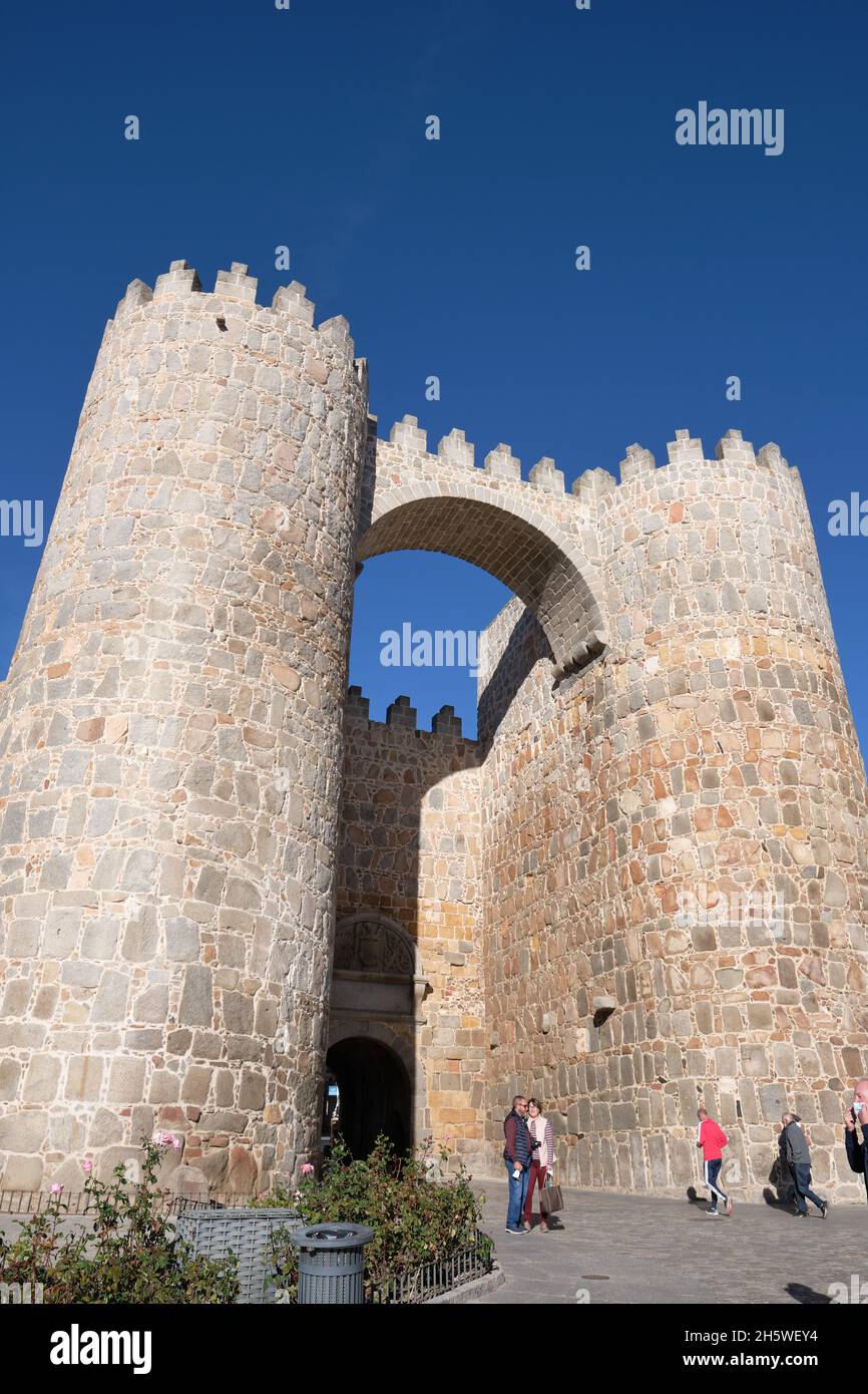 Vorderansicht der Puerta del Alcazar der Mauern von Ávila. Diese Befestigungsanlagen wurden zwischen dem 11. Und 14. Jahrhundert fertiggestellt. Stockfoto