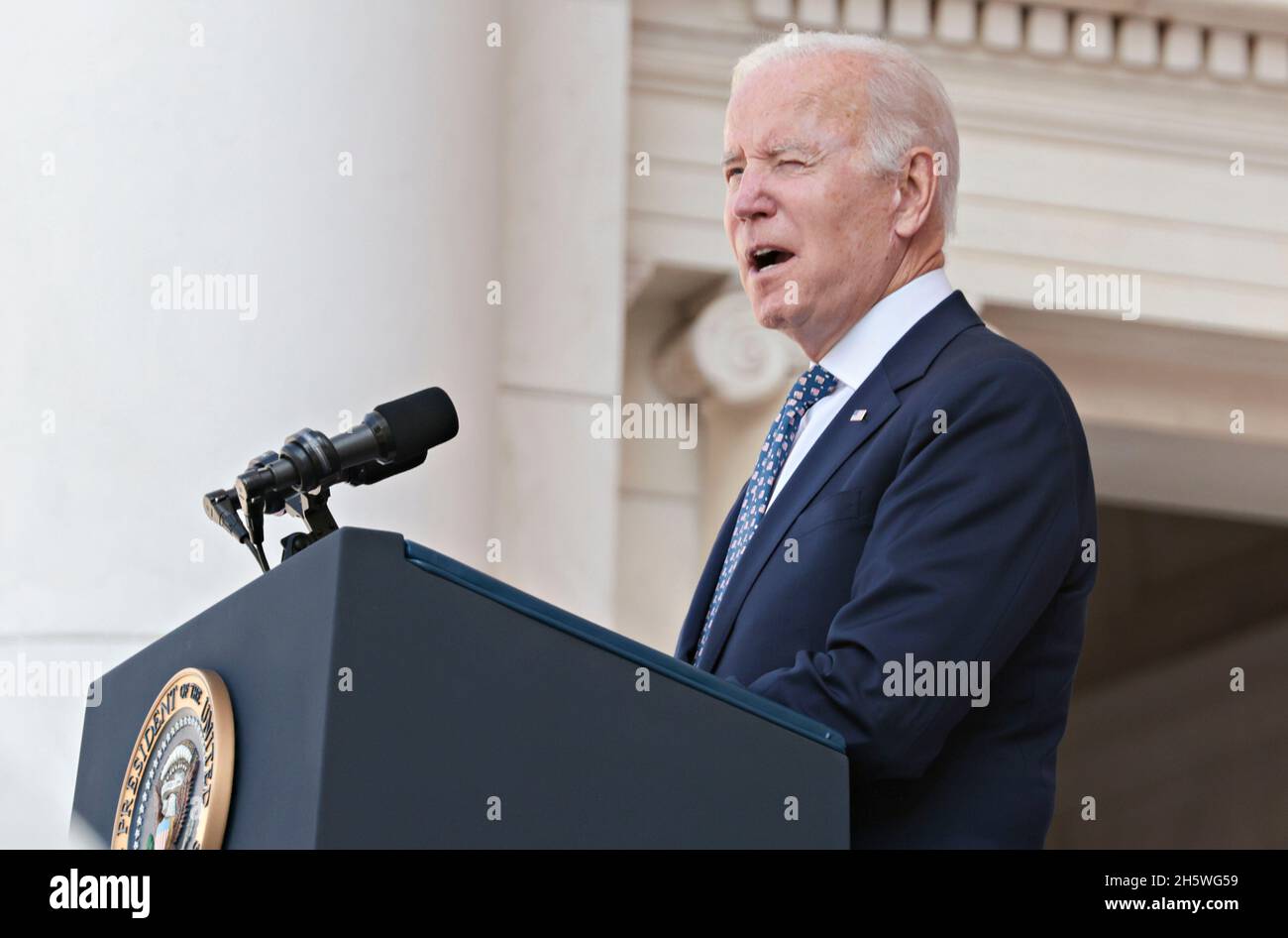 Arlington, Virginia, USA. November 2021. Der Präsident der Vereinigten Staaten, Joe Biden, spricht bei der Zeremonie zur Einhaltung des National Veterans Day im Memorial Amphitheatre auf dem Arlington National Cemetery in Arlington, Virginia, USA, am Donnerstag, den 11. November, 2021. 2021 jährt sich zum hundertsten Mal das Grab des unbekannten Soldaten, das eine letzte Ruhestätte für eines der nicht identifizierten Dienstmitglieder des Ersten Weltkriegs in Amerika darstellt, und 1958 und 1984 wurden Unbekannte aus späteren Kriegen hinzugefügt. Quelle: Oliver Contreras/Pool via CNP/dpa/Alamy Live News Stockfoto