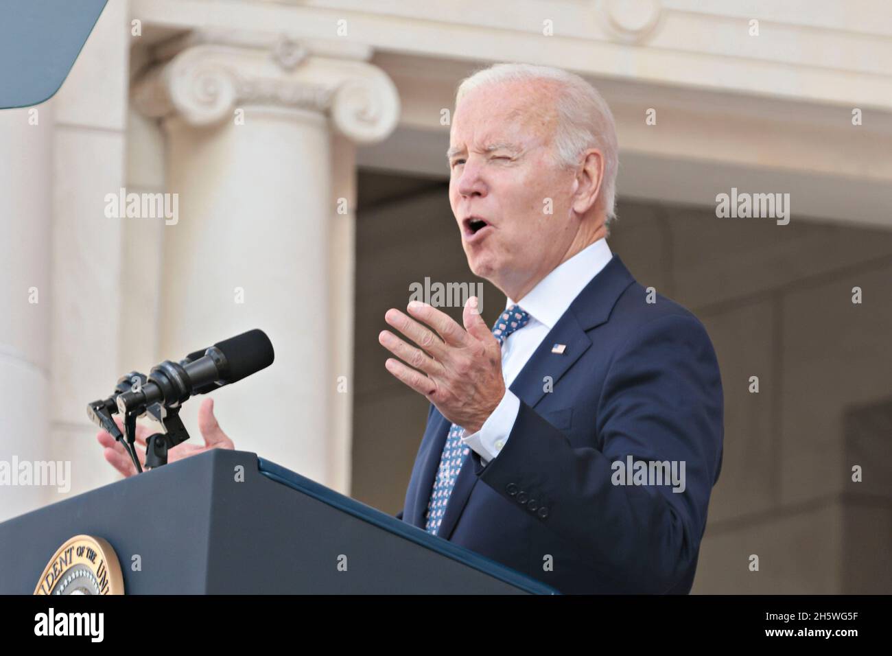 Arlington, Virginia, USA. November 2021. Der Präsident der Vereinigten Staaten, Joe Biden, spricht bei der Zeremonie zur Einhaltung des National Veterans Day im Memorial Amphitheatre auf dem Arlington National Cemetery in Arlington, Virginia, USA, am Donnerstag, den 11. November, 2021. 2021 jährt sich zum hundertsten Mal das Grab des unbekannten Soldaten, das eine letzte Ruhestätte für eines der nicht identifizierten Dienstmitglieder des Ersten Weltkriegs in Amerika darstellt, und 1958 und 1984 wurden Unbekannte aus späteren Kriegen hinzugefügt. Quelle: Oliver Contreras/Pool via CNP/dpa/Alamy Live News Stockfoto