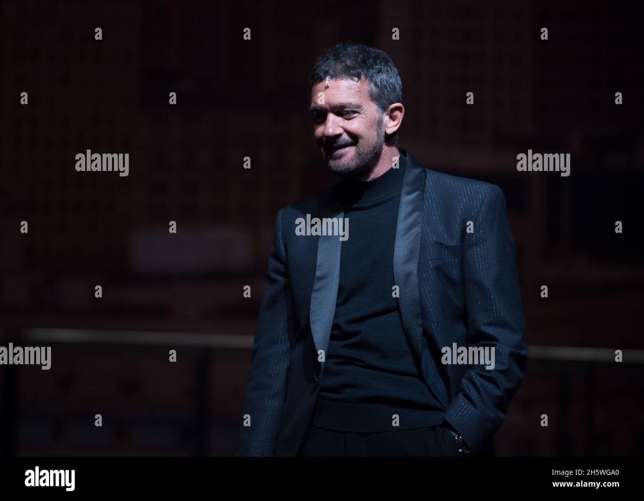 Malaga, Spanien. November 2021. Der spanische Schauspieler und Regisseur Antonio Banderas wird während einer Pressekonferenz im Soho CaixaBank Theater lächelnd gesehen.das Musical "Company" mit dem spanischen Schauspieler Antonio Banderas kommt im November im Soho CaixaBank Theater an. Diese neue Broadway-Show wurde vom US-Komponisten Stephen Sondheim kreiert. (Foto von Jesus Merida/SOPA Images/Sipa USA) Quelle: SIPA USA/Alamy Live News Stockfoto