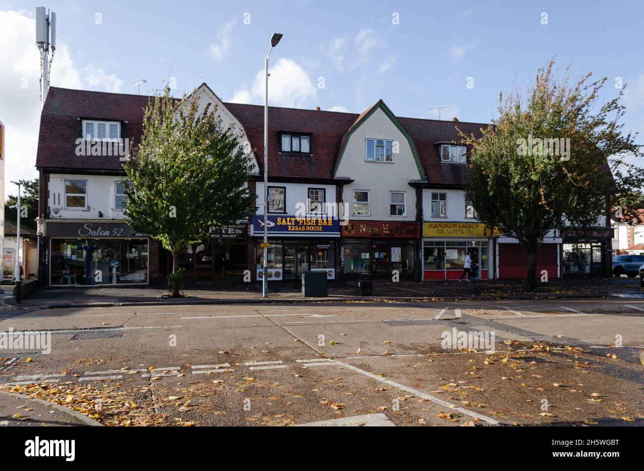 Die lokalen Geschäfte entlang der Corbets Tey High Road in Upminster, London, Großbritannien Stockfoto