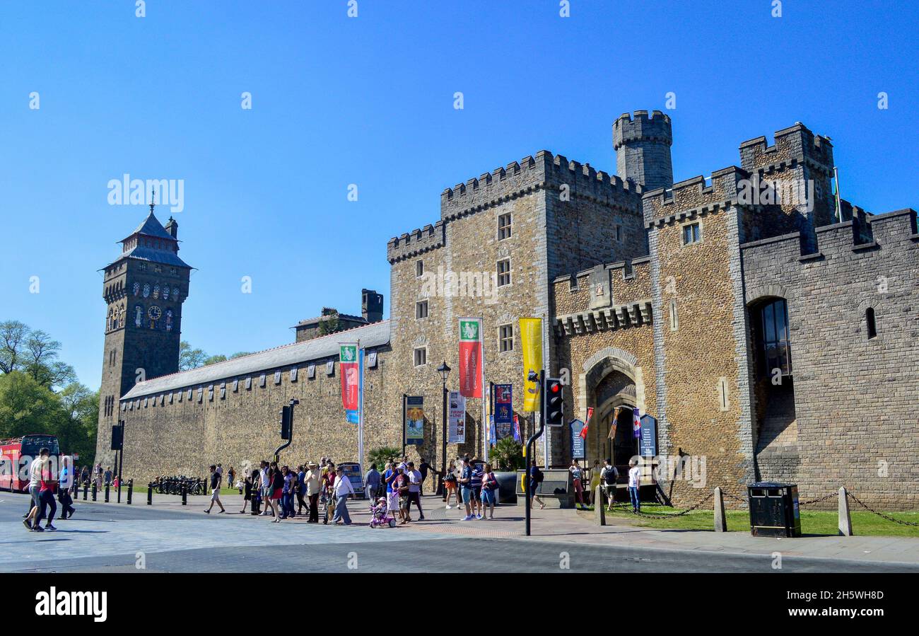 Cardiff, Großbritannien, 21. April 2019. Außenansicht von Cardiff Castle mit Besuchern draußen an einem sonnigen Tag. Stockfoto