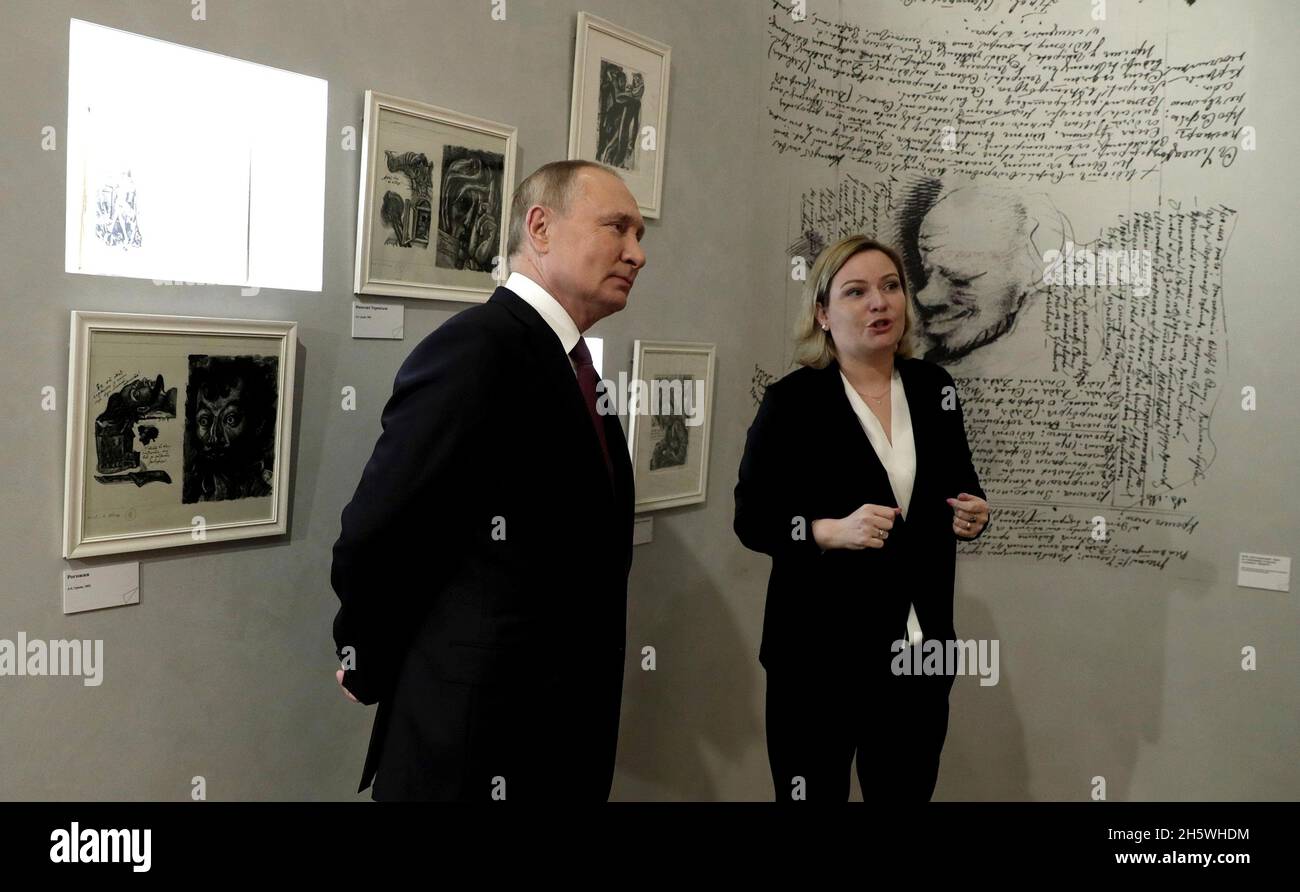 Moskau, Russland. November 2021. Der russische Präsident Wladimir Putin wird von Kulturministerin Olga Ljubimova, rechts, anlässlich des 200. Jahrestages der Geburt der berühmten Autoren am 11. November 2021 in Moskau, Russland, eine Führung durch das Moskauer Haus-Museum von Fjodor Dostojewski erhalten. Quelle: Mikhail Metzel/Kremlin Pool/Alamy Live News Stockfoto
