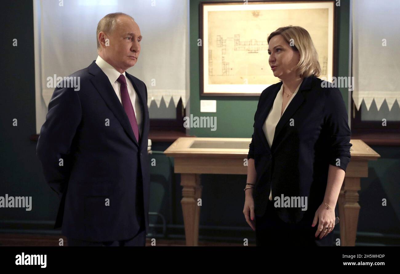 Moskau, Russland. November 2021. Der russische Präsident Wladimir Putin wird von Kulturministerin Olga Ljubimova, rechts, anlässlich des 200. Jahrestages der Geburt der berühmten Autoren am 11. November 2021 in Moskau, Russland, eine Führung durch das Moskauer Haus-Museum von Fjodor Dostojewski erhalten. Quelle: Mikhail Metzel/Kremlin Pool/Alamy Live News Stockfoto
