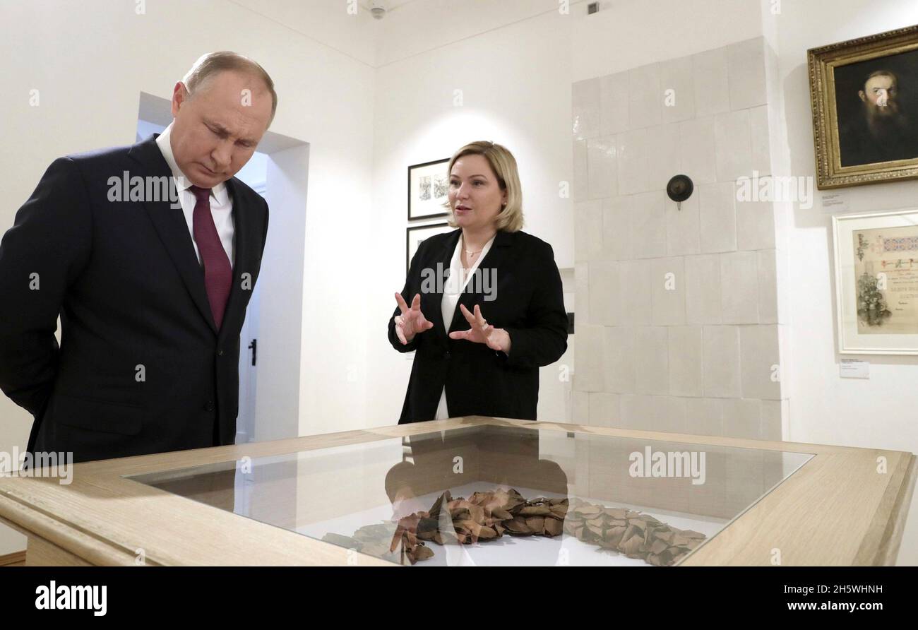 Moskau, Russland. November 2021. Der russische Präsident Wladimir Putin wird von Kulturministerin Olga Ljubimova, rechts, anlässlich des 200. Jahrestages der Geburt der berühmten Autoren am 11. November 2021 in Moskau, Russland, eine Führung durch das Moskauer Haus-Museum von Fjodor Dostojewski erhalten. Quelle: Mikhail Metzel/Kremlin Pool/Alamy Live News Stockfoto