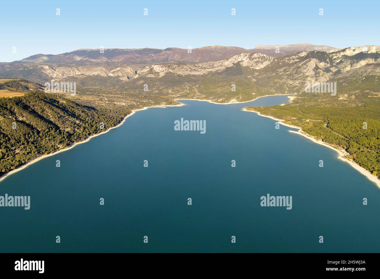 Der See von Sainte-Croix (französisch: lac de Sainte-Croix)in Frankreich ist ein künstlich anbauter See aus einem Stahlbetonbogendamm. Es wird vom Fluss Verdon, A, gespeist Stockfoto