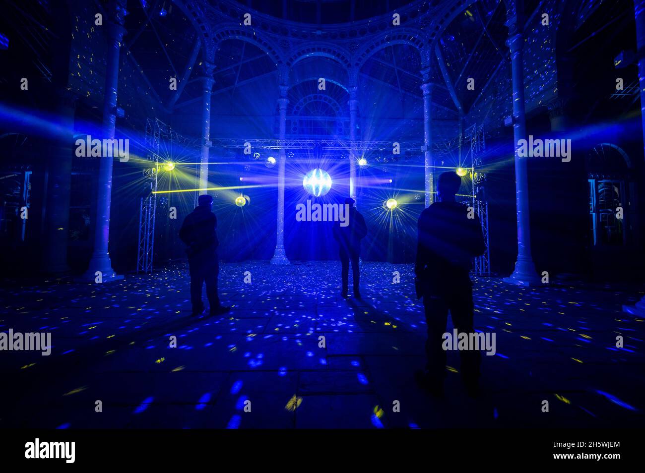 London, Großbritannien. 11. November 2021. Das Innere des Großen Konservatoriums wird bei einer Vorschau des Enchanted Woodland im Syon Park im Westen Londons beleuchtet. Die Veranstaltung, die jetzt im 15. Jahr stattfand, aber letztes Jahr aufgrund von Bedenken wegen des Coronavirus abgesagt wurde, bietet Illuminationen auf einem Weg durch das von Capability Brown gestaltete Gelände, vorbei am Syon House aus dem 16. Jahrhundert, dem Londoner Zuhause des Herzogs von Northumberland, und endet am Großen Konservatorium. Die Ausstellung läuft vom 12. November bis zum 28. November 2021. Kredit: Stephen Chung / Alamy Live Nachrichten Stockfoto