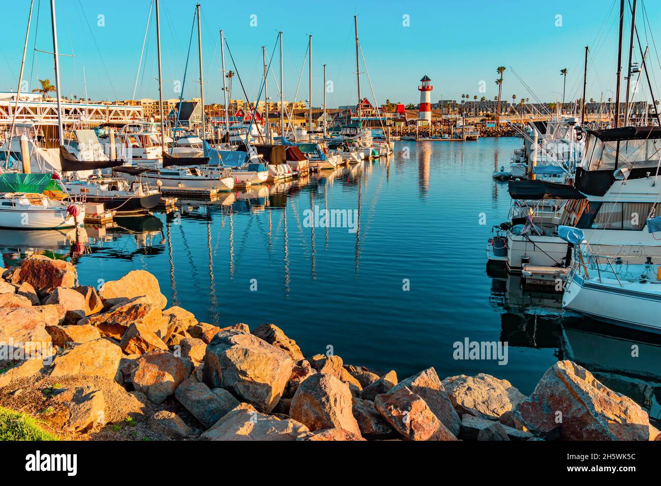 Oceanside Harbour ist ein dramatischer öffentlicher Hafen mit Fischerbooten und Leuchtturm. Es ist von kleinen Geschäften umgeben und liegt neben Carlsbad, Cali Stockfoto