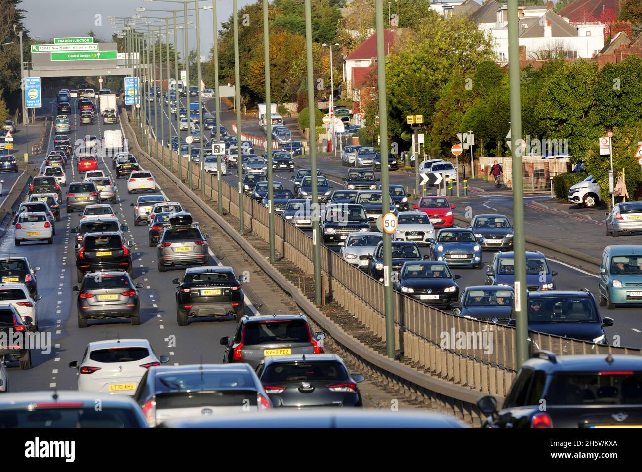 Starker Verkehr auf der A3 Bypass New Malden.an einem hellen späten Winternachmittag. Stockfoto