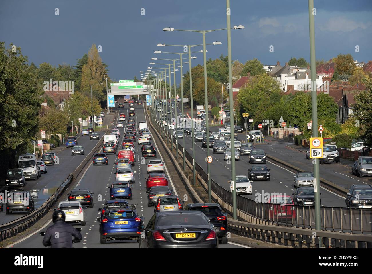 Verkehr auf der A3 Bypass Richtung New Malden und Tolworth an einem hellen Winternachmittag. Stockfoto