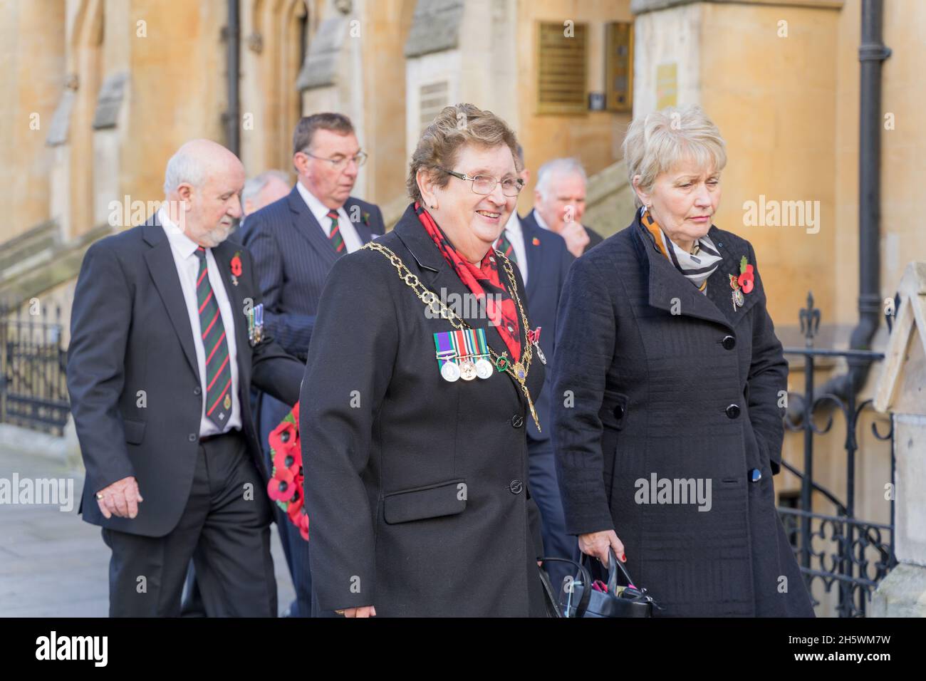 Westminster Abbey, London, Großbritannien, 11. November 2021. Tribute auf Kreuzen mit Mohnblumen werden im Bereich der Erinnerung außerhalb der Westminster Abbey gepflanzt, jede trägt eine persönliche Botschaft von einem Mitglied der Öffentlichkeit, um diejenigen zu ehren, die ihr Leben im Dienst an unserem Land gegeben haben. Auch Veteranen und Vertreter der Streitkräfte zollen ihren Tribut. Kredit: Xiu Bao / Alamy Live Nachrichten Stockfoto